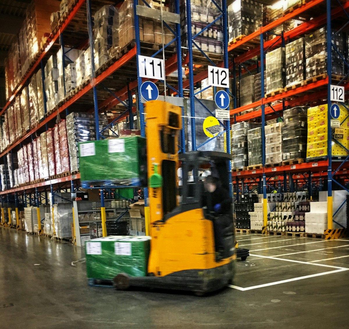 Chariot élévateur dans un entrepôt de distribution